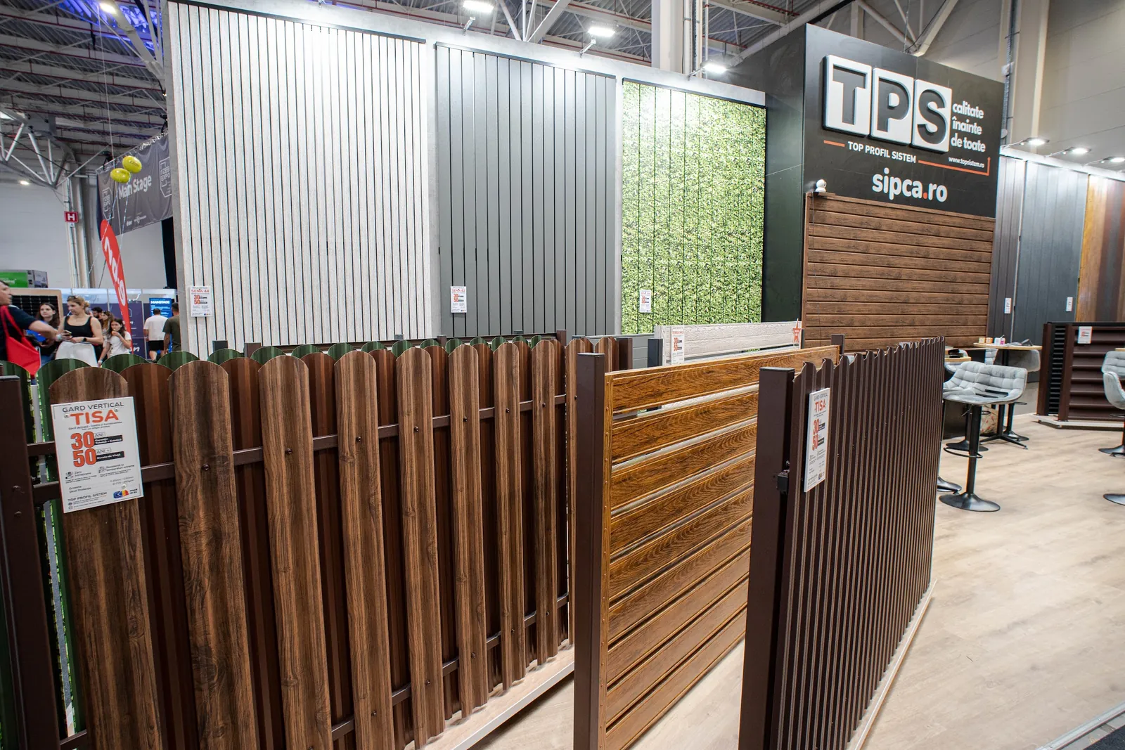 Expozoare cu garduri TPS din șipcă și jaluzea pe standul TPS de la un târg