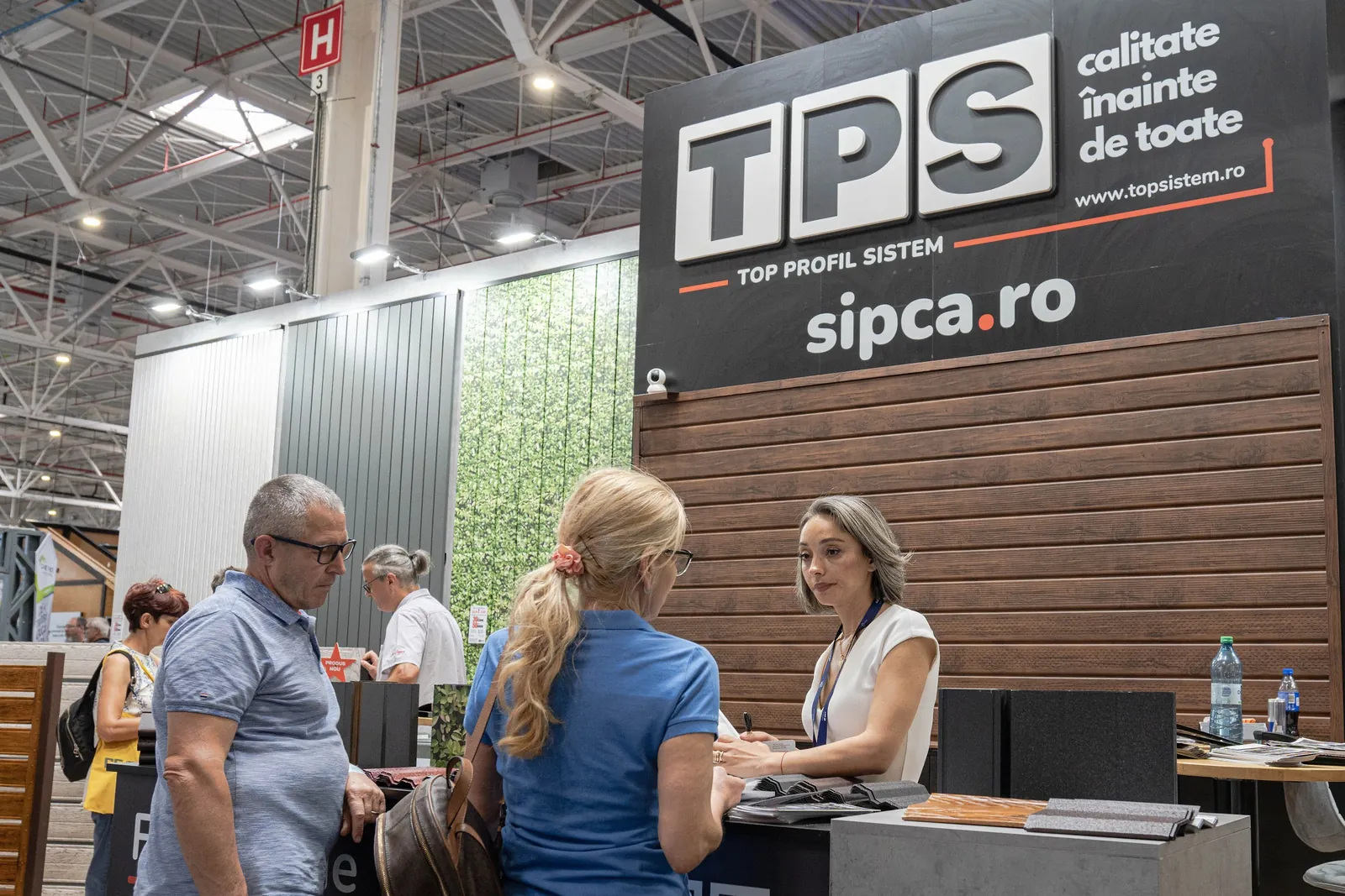 Vizitatori la recepția standului TPS, sub sigla TPS și sipca.ro