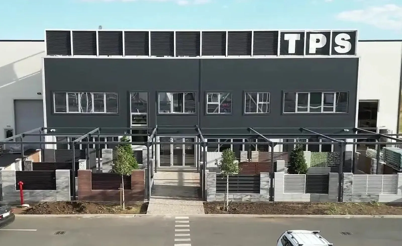 Clădirea TPS de la Popești-Leordeni, cu showroom-ul de garduri în față