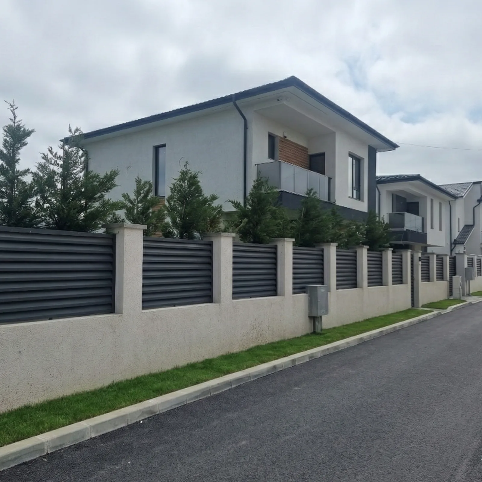 Atlas louvre fence on a street of new houses
