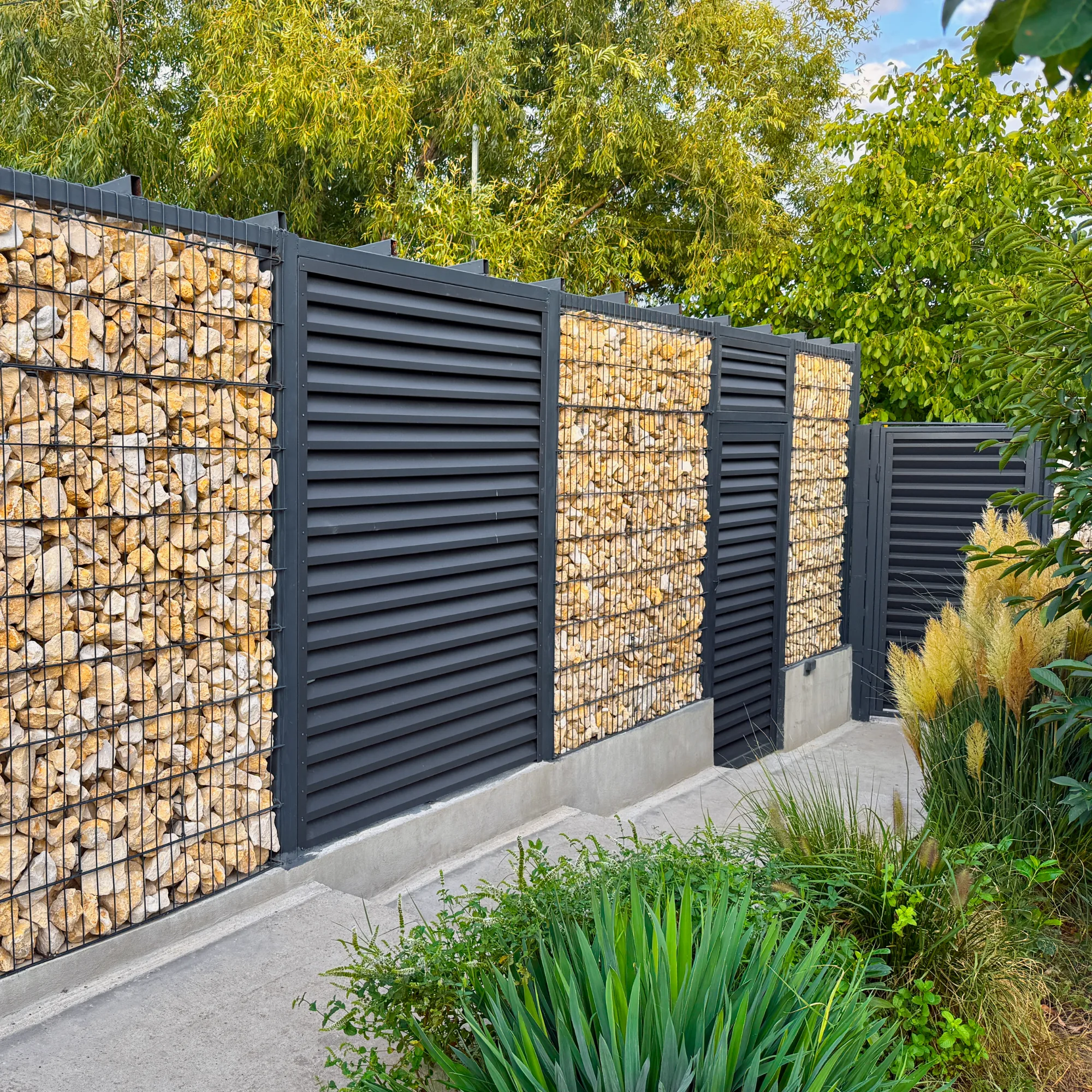 Anthracite Atlas louvre fence alternating with stone gabion panels