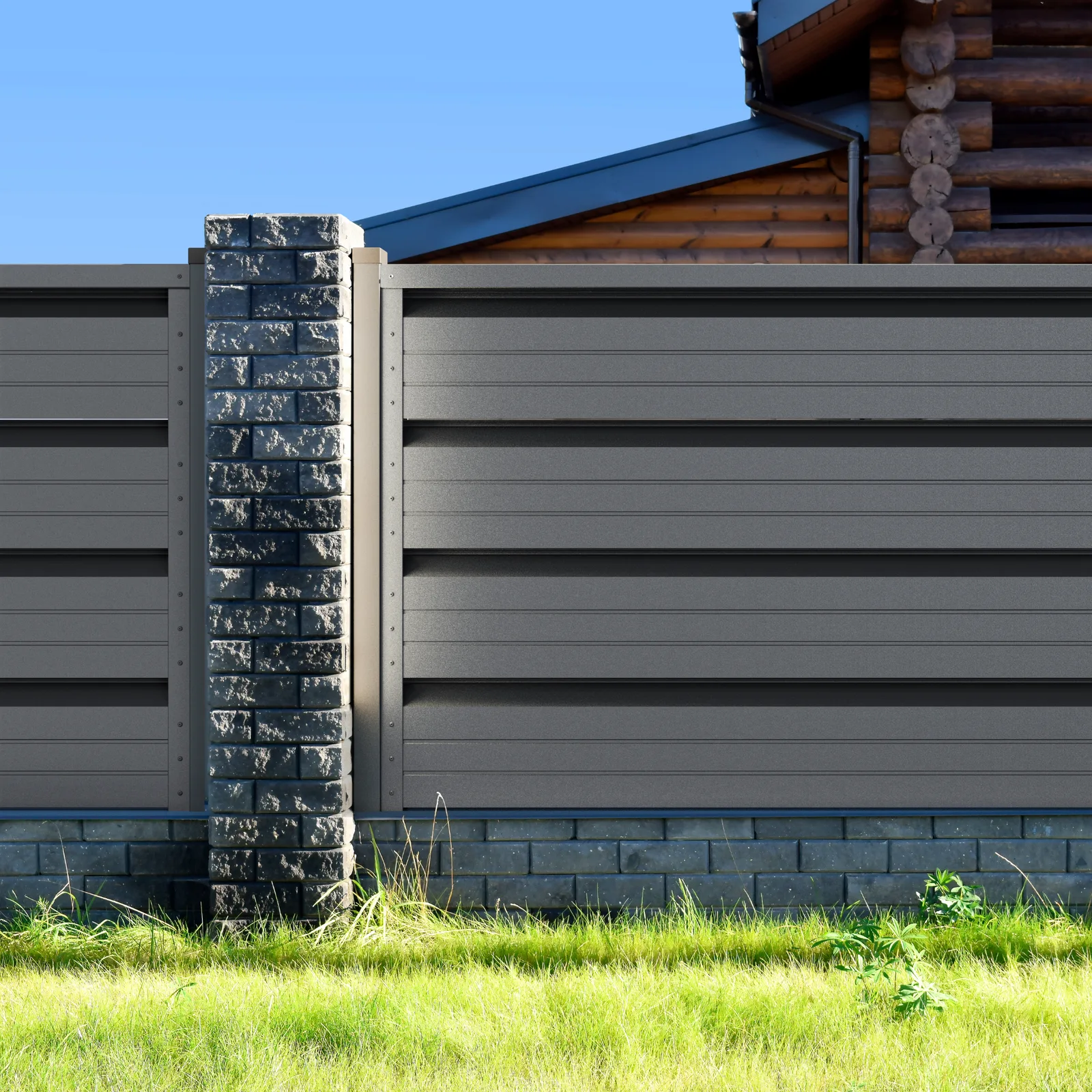 Romb Grande fence between stone pillars