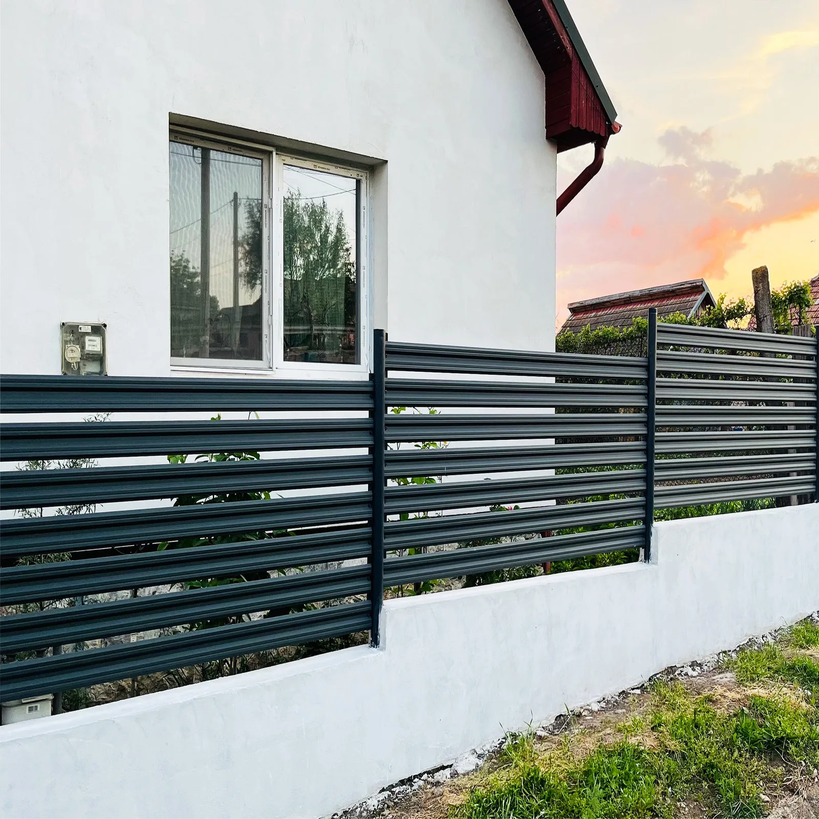 Simetrica picket fence fitted horizontally on a wall